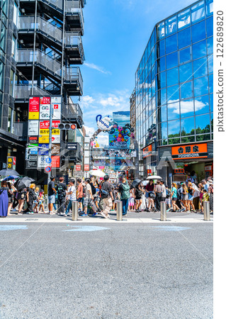 [東京] 原宿竹下通的入口人潮擁擠 122689820