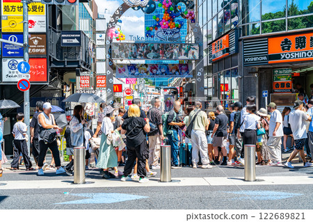 [東京] 原宿竹下通的入口人潮擁擠 122689821