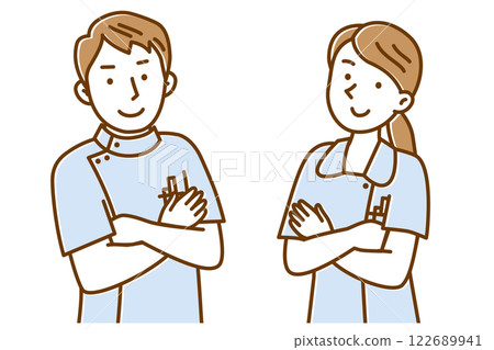 圖：一位自信的男護士和一位女護士交叉雙臂看著鏡頭 122689941