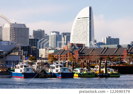 Small boats moored at the wharf of Yokohama Port and the townscape 122690379