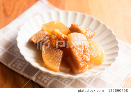 Sautéed daikon radish and fried fishcakes with konjac 122690468