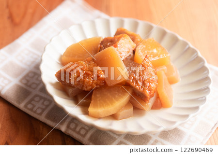 Sautéed daikon radish and fried fishcakes with konjac 122690469