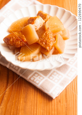 Sautéed daikon radish and fried fishcakes with konjac 122690470