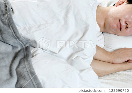 一個睡眠品質好、睡眠深、臥室睡得好的男人 122690730