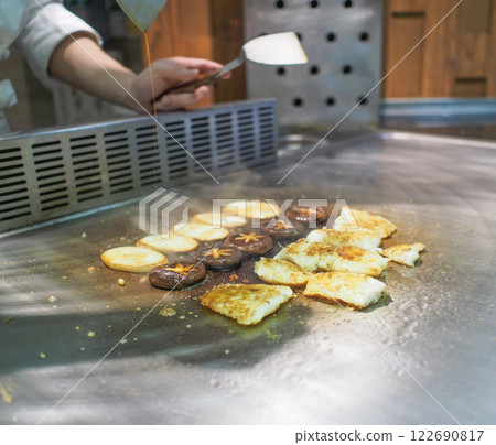 Japanese Teppanyaki Cuisine 122690817