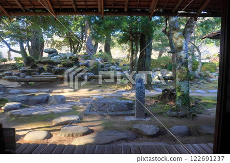 Hagi Castle: The garden as seen from Hanae Teahouse inside the castle (Hagi City, Yamaguchi Prefecture) 122691237
