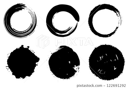 A Japanese-style circular design drawn with black ink. A simple frame that brings out the texture of the brush. 122691292