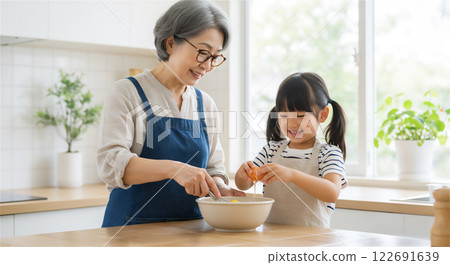 祖母和孫子做飯 122691639