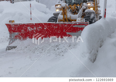 掃雪機正在將路面上的積雪鏟走 122691669