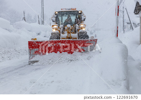 掃雪機正在將路面上的積雪鏟走 122691670