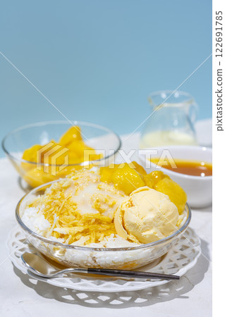 桌上型牛奶刨冰配芒果和香草冰淇淋 桌上型牛奶刨冰配芒果和香草冰淇淋 122691785