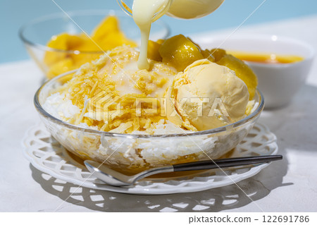 Taiwanese-style milk shaved ice topped with mango and vanilla ice cream 122691786