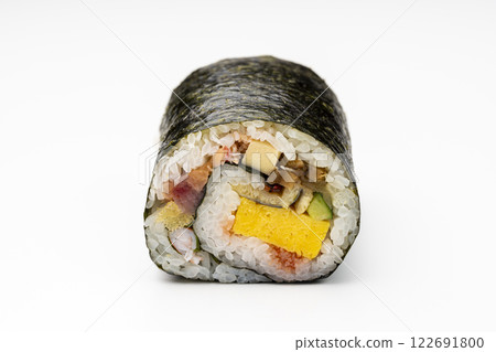 白色背景下幸運符惠方卷 (Ehomaki) 橫斷面的特寫 白色背景下幸運符惠方卷 (Ehomaki) 橫斷面的特寫 122691800