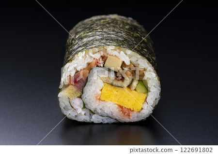 黑色背景上，幸運符惠方卷的橫切面特寫 122691802