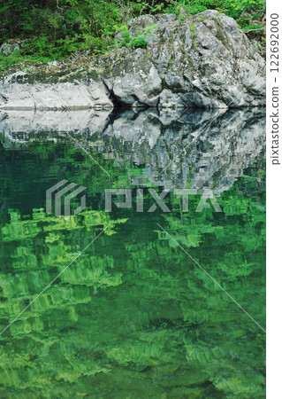 Clear stream reflecting the fresh greenery (Takatsu River: Tsuwano Town, Kashima District) Clear stream reflecting the fresh greenery (Takatsu River: Tsuwano Town, Kashima District) 122692000