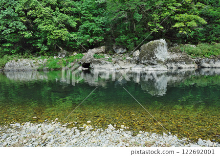 清澈的溪流映照著新綠(高津川:鹿島郡津和野町) 清澈的溪流映照著新綠(高津川:鹿島郡津和野町) 122692001