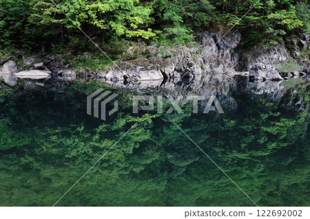 Clear stream reflecting the fresh greenery (Takatsu River: Tsuwano Town, Kashima District) Clear stream reflecting the fresh greenery (Takatsu River: Tsuwano Town, Kashima District) 122692002