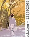 一位身著和服行走的女性 122692369