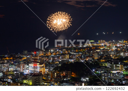 沖繩縣名護市名護城公園櫻花園:從山頂上欣賞名護市的夜景,欣賞盛開的琉球寒緋櫻花和海岸煙火 沖繩縣名護市名護城公園櫻花園:從山頂上欣賞名護市的夜景,欣賞盛開的琉球寒緋櫻花和海岸煙火 122692432