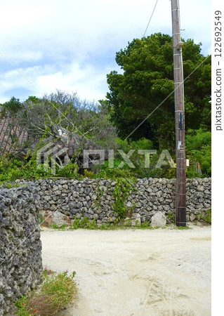 竹富島的石牆巷。 竹富島的石牆巷。 122692549