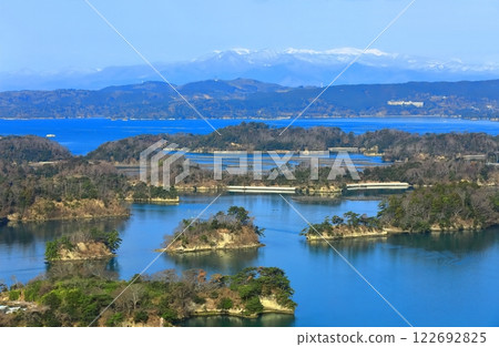 [Miyagi Prefecture] Matsushima and the Zao mountain range on a clear day (One of Japan's Three Most Viewed Places) 122692825