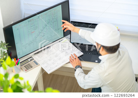 Male chief engineer explaining construction schedule, network schedule, construction supervision, work clothes 122693264
