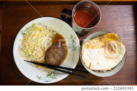 漢堡牛排佐生蔬菜和蛋捲飯(單人晚餐) 漢堡牛排佐生蔬菜和蛋捲飯(單人晚餐) 122693391