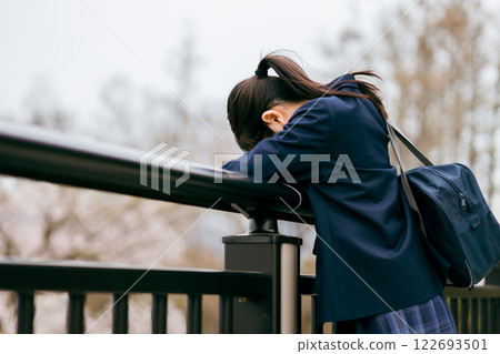 高中、國中、穿著制服的高中女生們的憂慮 高中、國中、穿著制服的高中女生們的憂慮 122693501