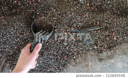 Soil, nutrient substrate and a scoop for transplanting potted plants with a composition of baking powder 122693548