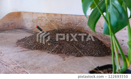 Soil, nutrient substrate and a scoop for transplanting potted plants with a composition of baking powder 122693550