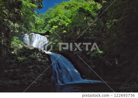 Yashio Falls and Yashio Falls shining against the blue sky (Ryuto Yaetaki Prefectural Natural Park: Unnan City) Yashio Falls and Yashio Falls shining against the blue sky (Ryuto Yaetaki Prefectural Natural Park: Unnan City) 122693736