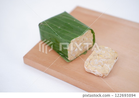 Tempeh is a traditional Indonesian food made from soybeans fermented with the Rhizopus oligosporus fungus 122693894