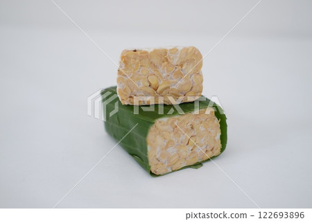 Tempeh is a traditional Indonesian food made from soybeans fermented with the Rhizopus oligosporus fungus 122693896