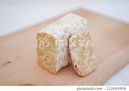 Tempeh is a traditional Indonesian food made from soybeans fermented with the Rhizopus oligosporus fungus 122693909