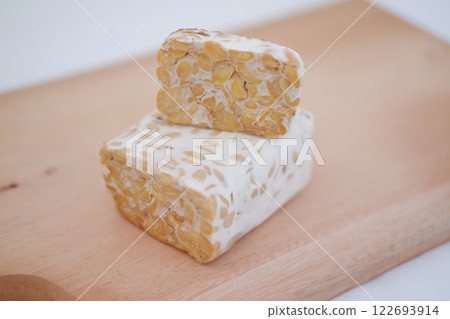 Tempeh is a traditional Indonesian food made from soybeans fermented with the Rhizopus oligosporus fungus 122693914