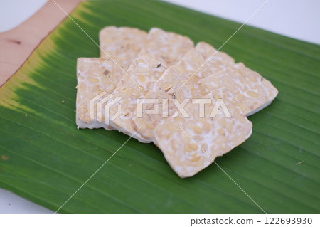 Tempeh is a traditional Indonesian food made from soybeans fermented with the Rhizopus oligosporus fungus 122693930