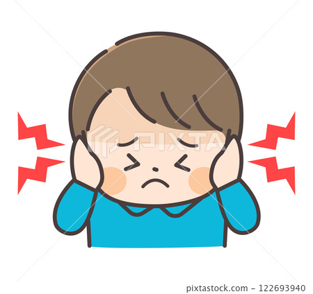 男孩用雙手摀住耳朵 122693940