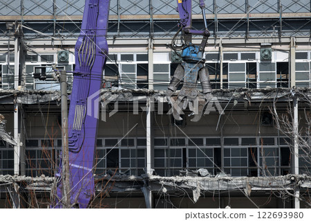 Factory demolition site: A scene of a large-scale press in operation Factory demolition site: A scene of a large-scale press in operation 122693980