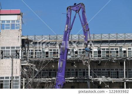 Factory demolition site: A scene of a large-scale press in operation Factory demolition site: A scene of a large-scale press in operation 122693982