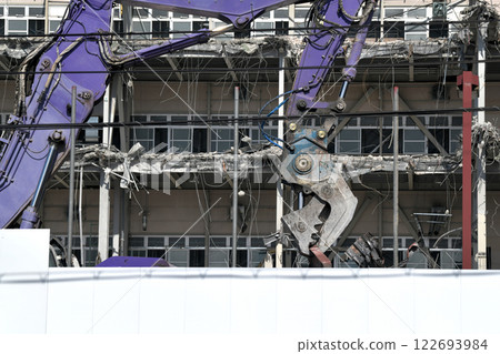 A hydraulic crusher at work at a factory demolition site 122693984