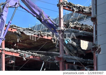 Factory demolition site: A scene of a large-scale press in operation 122693987