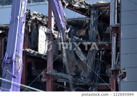 Factory demolition site: A scene of a large-scale press in operation Factory demolition site: A scene of a large-scale press in operation 122693994