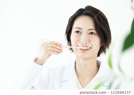 有牙刷的牙醫婦女 122694137