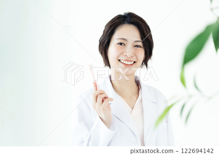 有牙刷的牙醫婦女 122694142