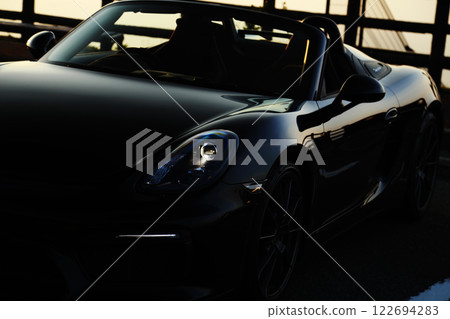 有光澤的黑色敞篷車 122694283