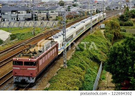 2006: EF81107 Ikiiki Salon Kinokuni running on the Tokaido Main Line 122694302
