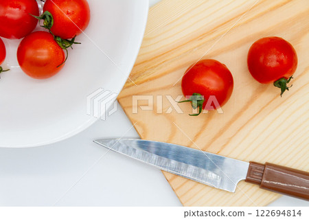 櫻桃番茄、刀和切板 122694814