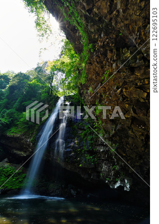 A waterfall flowing between rocks (Ryutogataki: Unnan City) 122695103