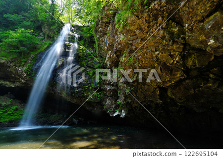 A waterfall flowing between rocks (Ryutogataki: Unnan City) 122695104