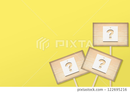 黃色背景,右邊有一塊柏木招牌,上面剪了一個問號 黃色背景,右邊有一塊柏木招牌,上面剪了一個問號 122695216